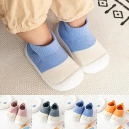 Primeiros caminhantes bebê sapatos antiderrapante respirável infantil berço piso meias com sola de borracha para crianças meninos malha fundo macio menina