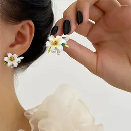 Saplama Küpe Emaye S925 Gümüş İğne Renk Seramik Sır Çiçeği Elle boyanmış Beyaz Lily Taze Mizaç Kadınlar