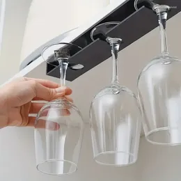 Portabicchieri da vino invertito in stile scandinavo per riporre la cucina e una tazza creativa sospesa per bicchieri da caffè in sala da pranzo