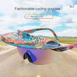 Sonnenbrille mit angebrachtem Visier, lässt sich an einer winddichten Fahrrad-Sonnenbrille befestigen