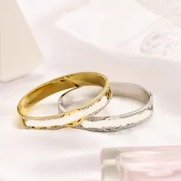 Utsökta modemärkesdesigner kvinnors guld armband armband brev tryck premium 18k guld pläterat rostfritt stål ideal för bröllop smycken och kärlek gåvor
