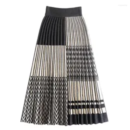 Kjolar tigena stickad lång kjol för kvinnor 2024 Autumn Winter vintage lapptäcke geometriskt tryck en linje hög midja veckad kvinna