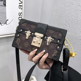 Hong Kong ny trendig mångsidig gammal blommalåda, kvinnors höst och vinter singel axel crossbody middag liten fyrkantig väska 2024 78% rabatt