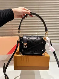 24SS Bolsa feminina de luxo com porta-malas lateral, a capacidade é prática e de bom formato côncavo, alça de ombro longa e curta pode ser trocada à vontade, 18 cm