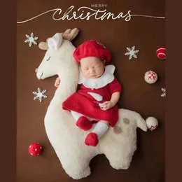 Born Pography Props Kawaii Reindeer fylld Animal Doll Posing Pillow Cushion Baby Studio PO Shooting Accessories 240125