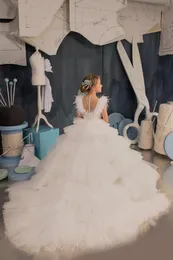 女の子のドレスは、羽の誕生日パーティーの花嫁介添人のページェントと結婚式の真珠のための白いレイヤードチュールアップリケフラワードレス