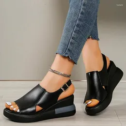 Sapatos de vestido 2024 verão feminino fora de volta vazio muffin plataforma cunha sandálias usar uma linha flip-flops plus size saltos