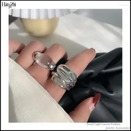 Anéis de cluster geométrico mulheres índice de metal anel de dedo jóias europeu e americano na moda luz luxo pessoal irregular transparente 2024
