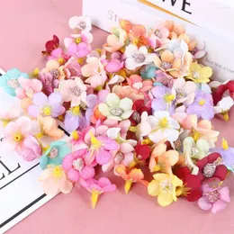 Kwiaty dekoracyjne 50pcs 2cm mini stokrotka sztuczna głowa kwiatowa na ślub dom Dekorację DIY Garland Symulacja rękodzieła