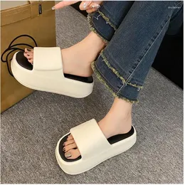 Pantofole da donna con suola spessa estate 2024 versione coreana doppio colore EVA casual comoda piattaforma per il pane con tacco alto