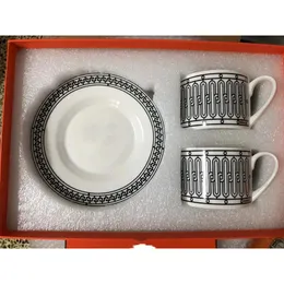 Klassiska europeiska Bone China kaffekoppar och tefat Berobartiklar Tallrikar Rätter eftermiddagsteuppsättning Hem Kök med presentförpackning 240130