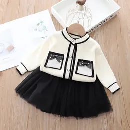 Barnuppsättning Autumn Girls Fashion Small rökelse Vind Bow Sticked tröja Cardigan Set Kjol Toddler Baby Girl Clothes Winter 240131