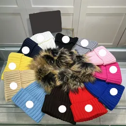 Autumn Winter Warm Knit Hairball Hat Unisex Designer Beanie Men Women Outdoor Casual Cap Fashion Simplicity Skull Caps Classic Badge Sticked Hats