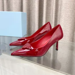 Décolleté da donna Scarpe con tacco alto Scarpe a punta in vernice Sandali rossi sexy Slingback di lusso Classico triangolo con fibbia Tacchi eleganti Scarpe firmate Scarpe singole Alta qualità 7 cm