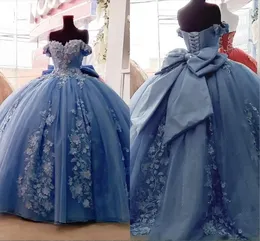 Tozlu Mavi İnciler Boncuklu Resmi Quinceanera Elbiseler 2024 Çiçek Dantel Çiçekler Omuzdan Aplike Büyük Yay Balo Balyoyu Akşam Balo Elbise Tatlı 15 Kızlar