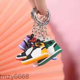 Creative Mini PVC Sneakers Keychains For Men Women Gym Sportskor Keychain Handbag Chain Basketball Shoe Nyckelhållare Bulkpris 6L2P