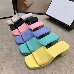 Designer Summer High Heel Anti Slip Sandals tofflor Tjocka hälen Candy Sandaler Kvinnor Square Head Bekväm tofflor Fashion Casual Strand tofflor