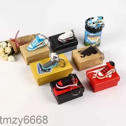 2023Fashion Designer Stereo Sneakers Keychain 3D Mini Basketball Shoes Key Chain Men Women Kids Ring Bag Pendant Födelsedagsfest med Box IQAA
