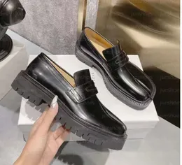 2024Mocassini Tabi da donna Designer Maison Scarpe con punta divisa moda Uomo Mocassini Tabi stringati di lusso Margiela MM6 pelle di vitello Piattaforma Piccole scarpe in pelle33