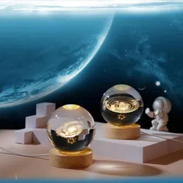 Gece Işıkları Dekorasyon Güneş Sistemi R Astronot Ahşap Base Öğrenci Hediye Işık 3D Lazer Graved Luminous Crystal Ball Cam