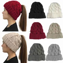 Czapki czapki/czaszki kobiety zimowe czapki czapki dzianiny czapki z twistem szydełkiem zimowe czapki do żeńskiej czapki Uszy Ponytail Hat Skullies YQ240207