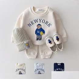 衣料品セット韓国男の子の服の手紙ベアガールズ長袖カジュアルパーカースウェットシャツパンツ2pcsキッズスポーツスーツ221007ドロップDHSVK