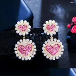 Orecchini pendenti con lampadario Cwwzircons Rosa a forma di cuore Perla imitazione Cubic Zirconia per le donne Abito da fidanzamento Gioielli Cz937 Drop De Otiub