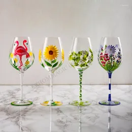 Vinglas med kreativt nordiskt färgat glas handmålat blomma mönster röd kopp bröllop bägge kristall lång stam champagne drinkware