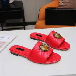 2024 Nyaste högkvalitativa kvinnor Flat tofflor Eleganta sandaler Heart Pearl Metal Diamond Buckle Slippers Women's Summer Fashion Leather Heel Slippers Big Size