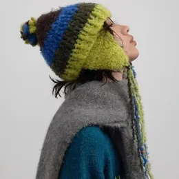 Cappello bomber da donna in peluche di lana lavorato a maglia con nappe colorate Y2K Cappello da donna in pelliccia di peluche invernale caldo a strisce freddo con orecchie 240122