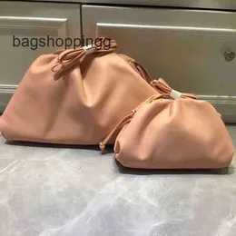 Colorido de noite 2024 designer de bolsa feminino lady gulhide trend ombro sólido boteega bolsas The Bag Venata Single Cloud Messenger bolsa de bolas de bolsa de massa xuub