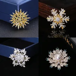 Moda multi-strato AAA Cubic Zirconia Fiocco di neve Spille Brillante Zircone Temperamento Cappotto Fiore Spilla per le donne Regalo di Natale 240119