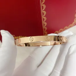 2024 Luxury Classic Thick Gold Armband Designer Armband med Diamond Women's Top Notch V-Shaped Gold 18K Silver Armband Open Wedding Jewelry Box