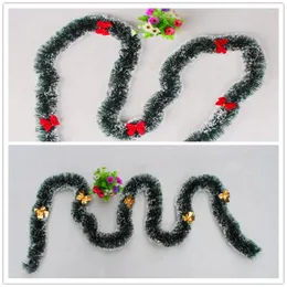 As tiras de cor da árvore das decorações de Natal cobrem bordas verdes e brancas escuras com arcos