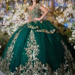 Emerald Yeşil Boncuk Püsküllü Ruffles Ball Roow Quinceanera Omuzdan Kapalı Altın Aplikler Dantel Korsa Vestidos De 15 Anos