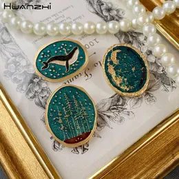 Broches Huanzhi 2024 geométrico oval céu estrelado baleia lua galáxia metal vintage fantasia broche para mulheres meninas casaco acessórios