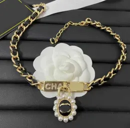 Collana di design di lusso Catena a strozzo Collana di perle in pelle Ciondolo Moda Donna Regalo di nozze Accessori per collane di gioielli