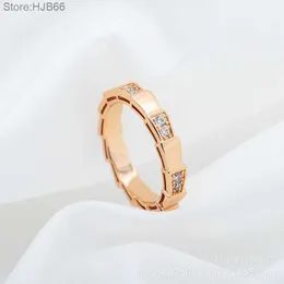 PNBI 럭셔리 보석 밴드 고리 높은 버전 Baojia Snake Bone Ring 남자와 여자를위한 새로운 부드러운 다이아몬드 상감 로즈 골드 뱀 커플 링 7Y18