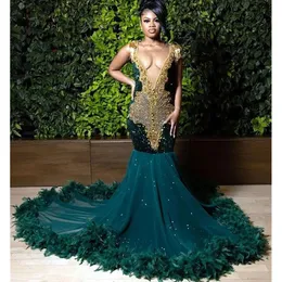2024 Abendkleider tragen sexy dunkelgrüne tiefe V-Ausschnitt Meerjungfrau Pailletten Spitze Gold Kristall Perlen rückenfreie Feder arabische Frauen formelle Abendkleider