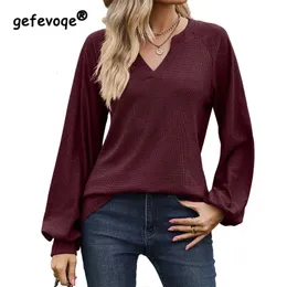 2023 женская осенне-зимняя однотонная однотонная футболка с заниженными плечами и V-образным вырезом, повседневная свободная удобная футболка с длинным рукавом 240124