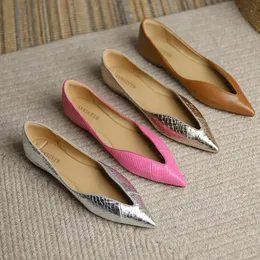Lyxtemperament kvinnor sko sommar franska spetsiga läder enkla bekväma singel fårskinn eleganta låga klackar 240126