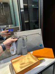 Die neue Handtasche von Männern Luxusdesigner kann Mobiltelefone Zigaretten -Feuerzeuge und Banknoten in ein Paket in die Hand bringen, die eine kleine Körperschaft mit großer Kapazität 30 cm erledigt haben