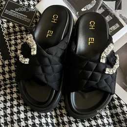 2024 Sandaler Kvinnor Slides Justerbara spänne Flat Sandaler Komfortbilder med Arch Support Women Summer Beach Home och Street Casual Sandles