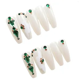 Unghie finte verde diamante dorato finto con delicati ornamenti di diamanti per uso domestico nella scuola di nail art