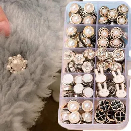 Broşlar moda metal inci rhinestone düğmeleri kadın takım elbise elbise sapı çiçek düğmesi diy dikiş giyim aksesuarları iğne işleri