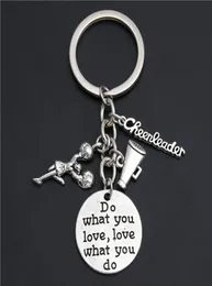 10pccheerLeader Keychain Drużyna Charms Keyring Teenager Gift Breychainslanyards Upuść biżuterię E20348495696