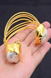 GuaiGuai Schmuck Armreif mit kultivierten weißen Keshi-Perlen, 24 K vergoldet, Armband für Damen, echter Damen-Modeschmuck8072025