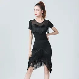 Scenkläder 2024 vuxna kvinnor latinskostum sexig svart fransad kort topp och kjol dam balsal oregelbunden tofsar klänning