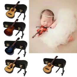 Baby Pography Props Mini Musical Guitar Instrument för Born Poshoots Vintage Studio Accessories Ornament Drop 240125