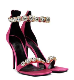 Yaz 2024 Güzel Kadınlar Sandalet Ayakkabıları Kristal Kes Strap Rhinestones Saplamalar Stiletto Topuklar Açık Kare Toe Saten Partisi Elbise Düğün Gladyatör Sandalyas